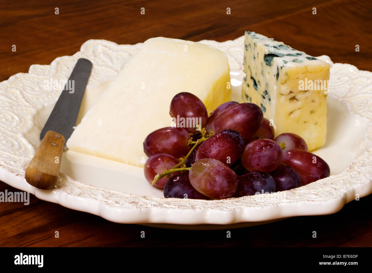 Assiette de fromage et raisin Banque D'Images
