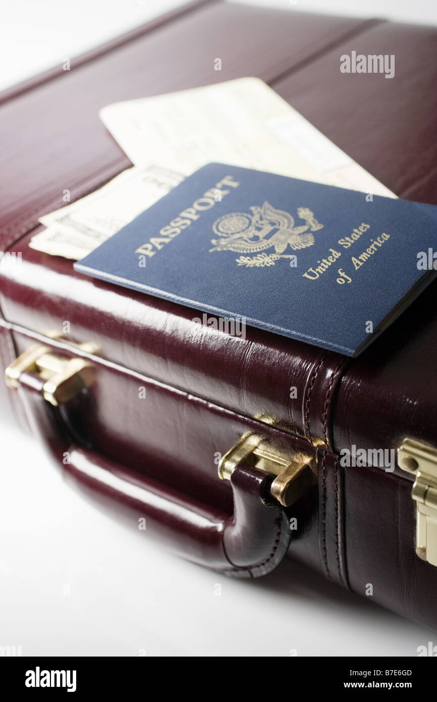 Billets porte-documents et d'un passeport Banque D'Images