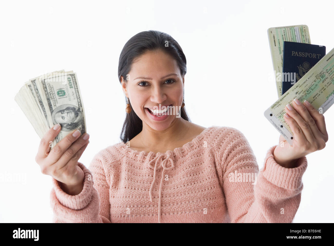 Une femme tenant un passeport les billets d'avion et d'argent Banque D'Images