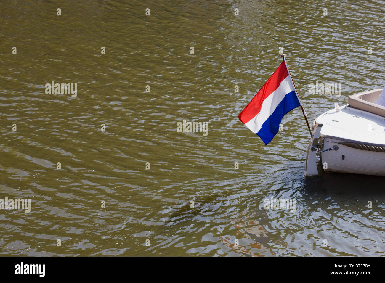 Bateau sur canal avec pavillon néerlandais Banque D'Images