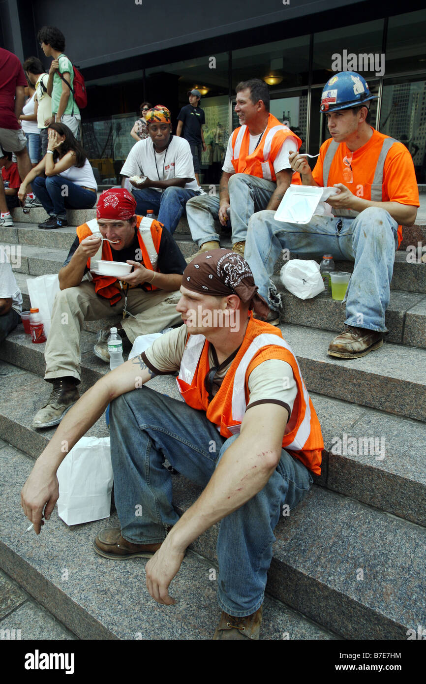 Ground Zero Les travailleurs de la construction, pause déjeuner, New York City, USA Banque D'Images