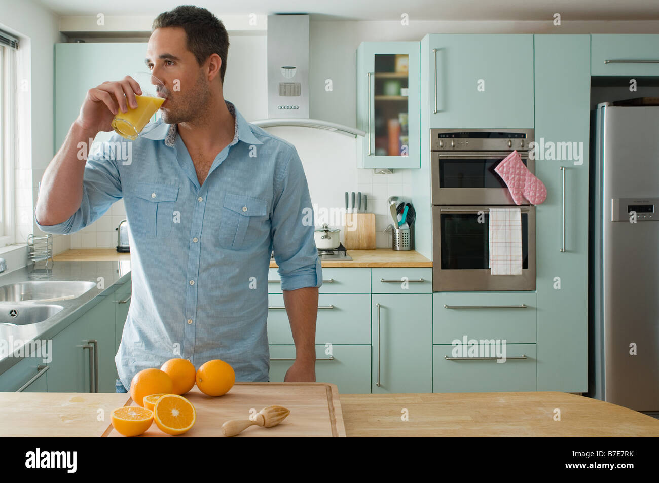 Man drinking orange juice Banque D'Images