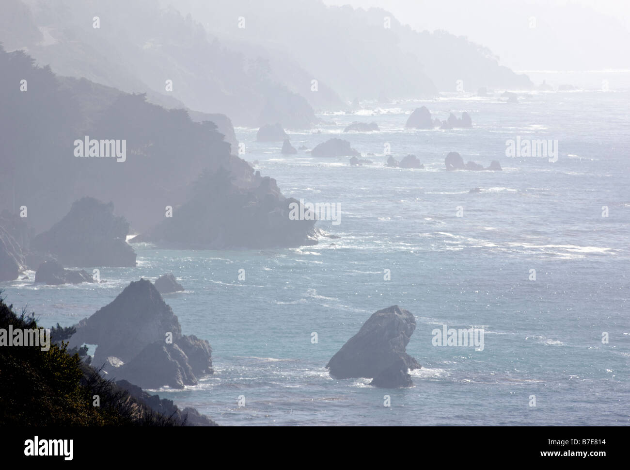 Matin brumeux de lumière sur la côte de Big Sur, la Route 1, l'océan Pacifique, la Californie, USA Banque D'Images