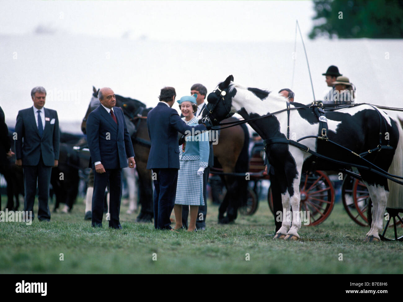 La Reine Elizabeth II Présentation des Prix d'afficher parrainer Mohammed Al Fayed Au Royal Windsor Horse Show Mai 1989 Banque D'Images