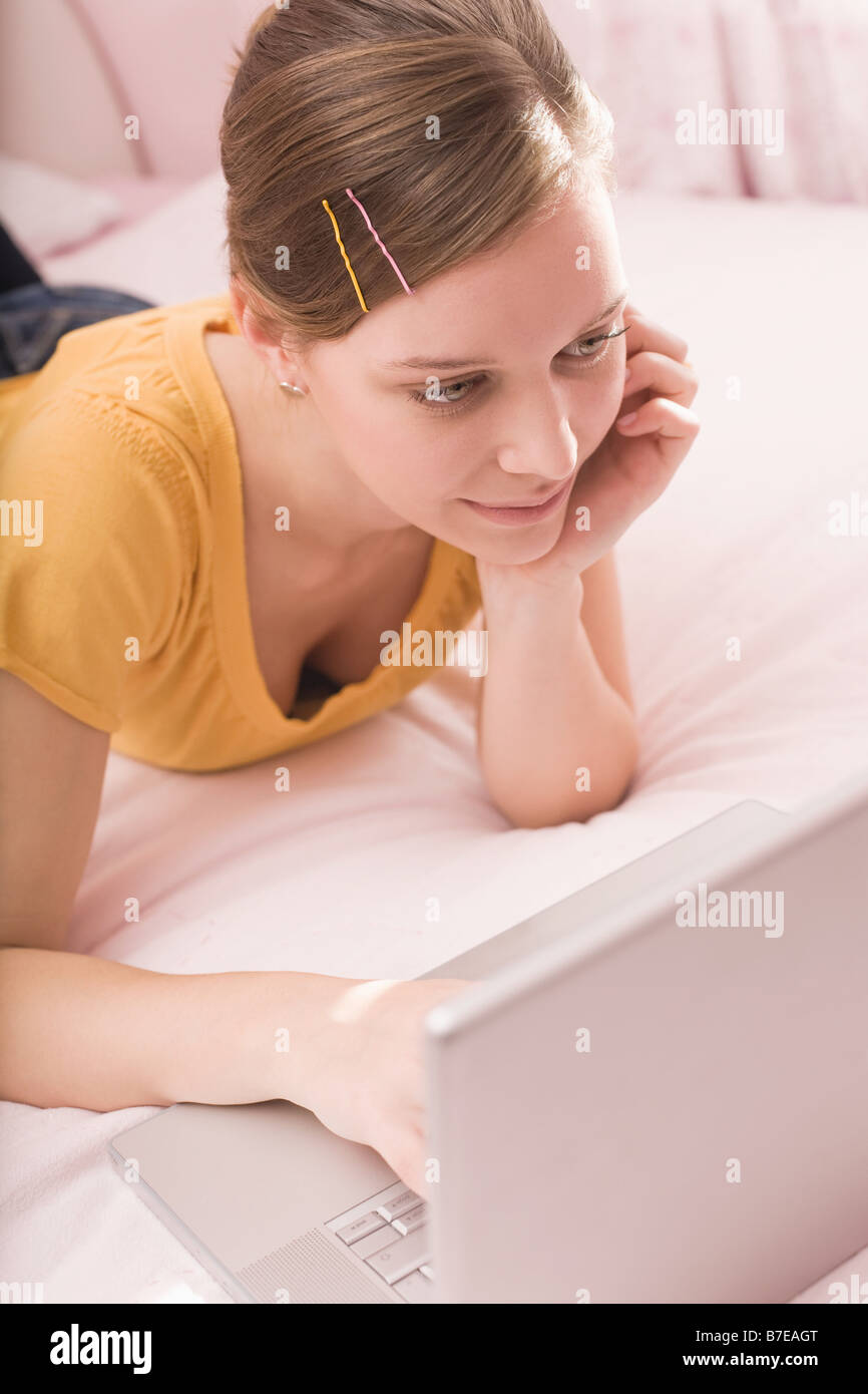 Teenage girl using a laptop Banque D'Images