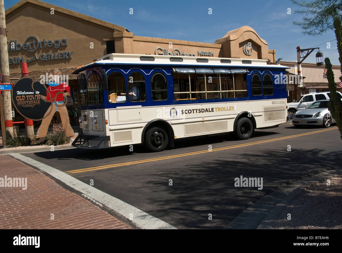 USA, Arizona, Scottsdale, Scottsdale Trolley s'arrête juste en face de la ville historique de Scottsdale signer en face de l'ancien style store Banque D'Images