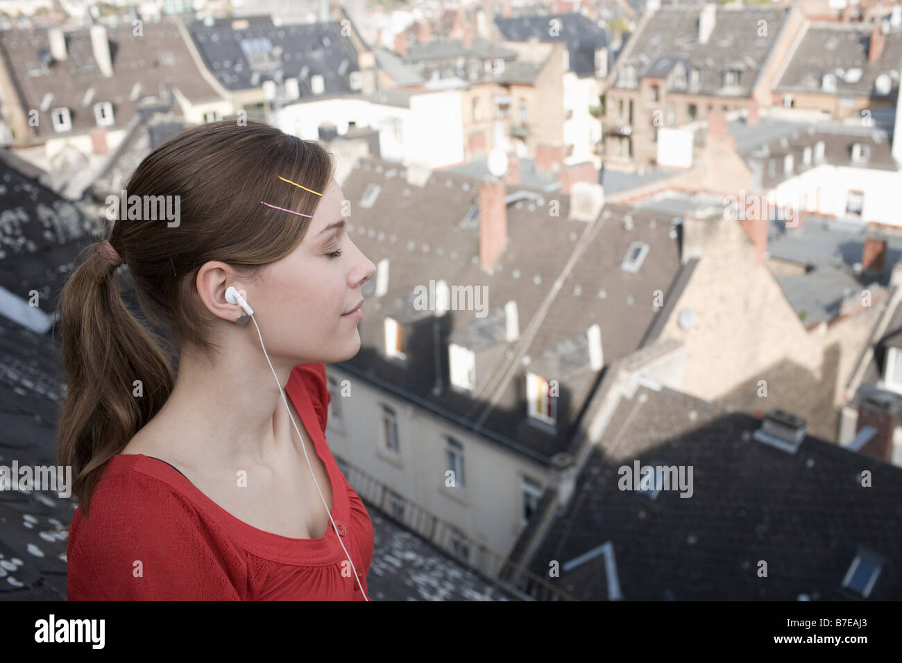 Teenage girl listening to music Banque D'Images