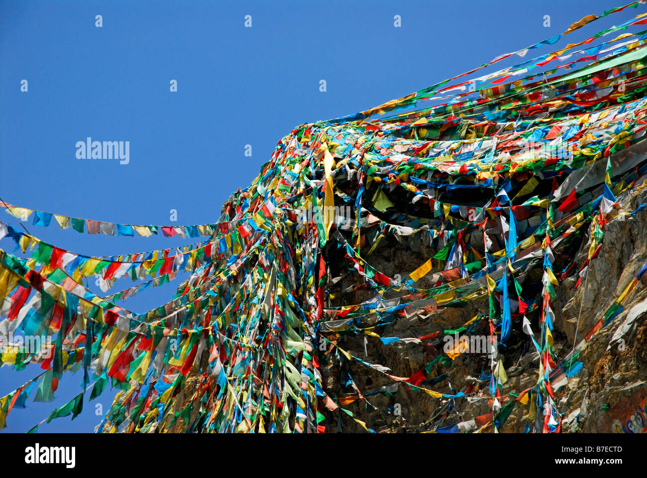 Les drapeaux de prières en streaming à partir d'Chagpo Ri Iron Mountain, Lhassa, Tibet, Chine Banque D'Images