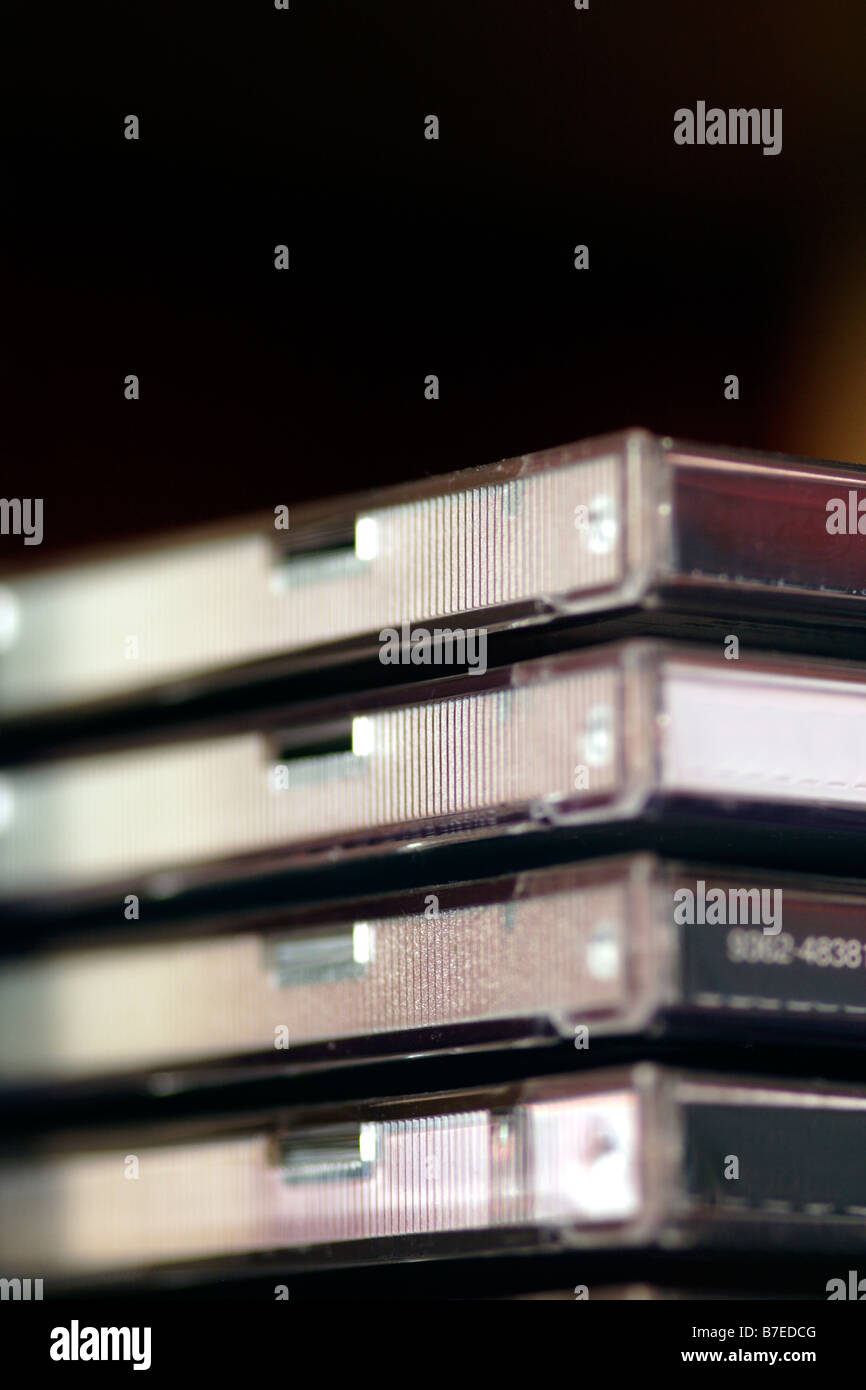 Les boîtiers de CD de musique empilées dans le rack close up Banque D'Images