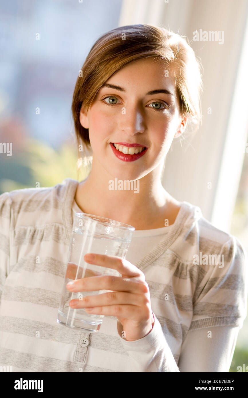 Girl drinking glass of water Banque D'Images