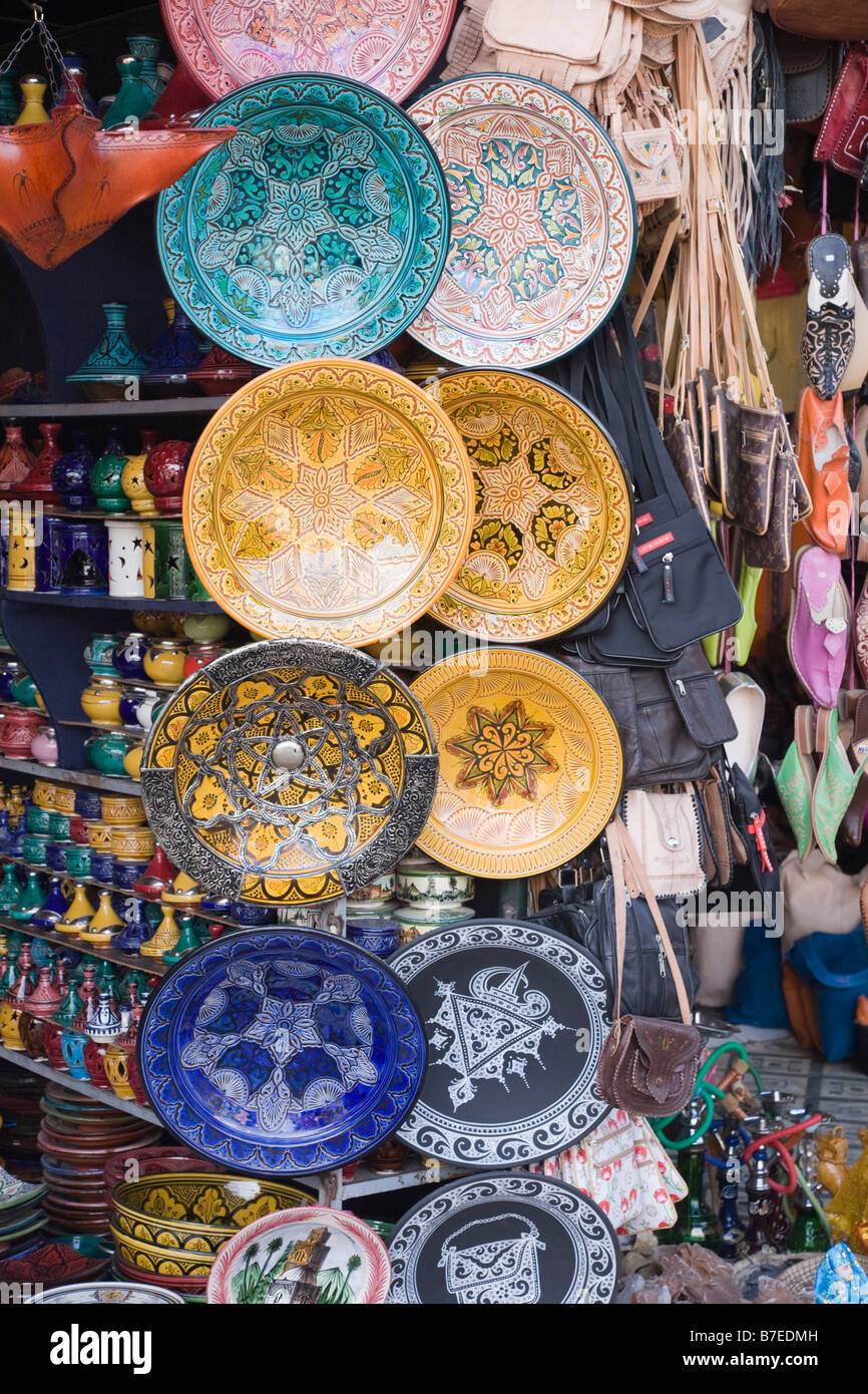 Les plaques poterie marocaine traditionnelle colorée sur l'écran dans une boutique dans le souk. Marrakech Maroc Afrique du Nord Banque D'Images