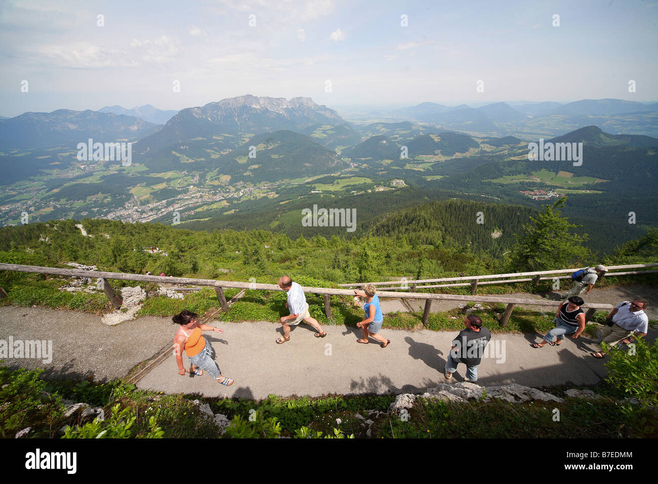 Les promeneurs sur sentier KEHLSTEIN OBERSALZBURG ALLEMAGNE PRÈS DE BERCHTESGADEN ALLEMAGNE 24 Juin 2008 Banque D'Images