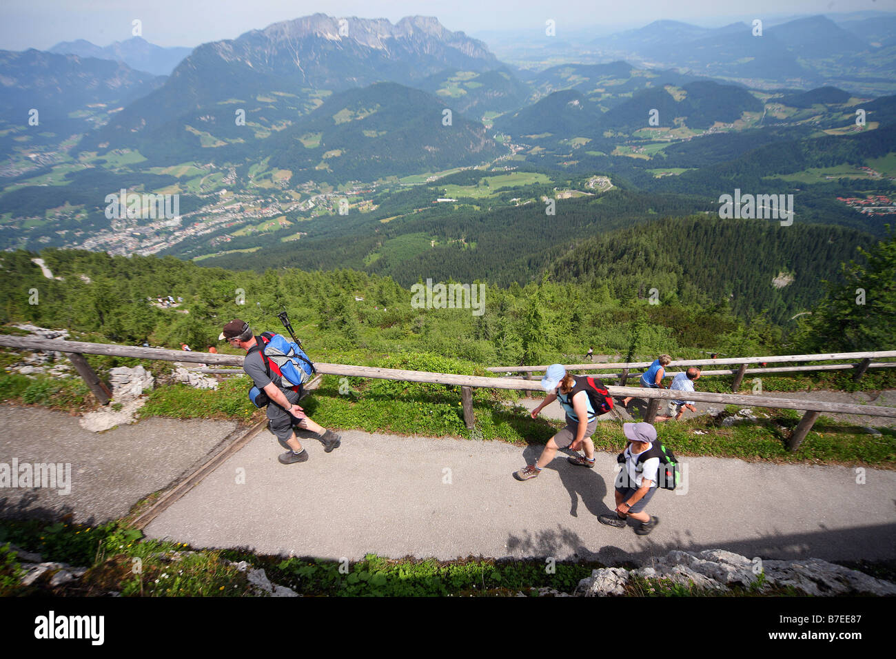 Les promeneurs sur sentier KEHLSTEIN OBERSALZBURG ALLEMAGNE PRÈS DE BERCHTESGADEN ALLEMAGNE 24 Juin 2008 Banque D'Images