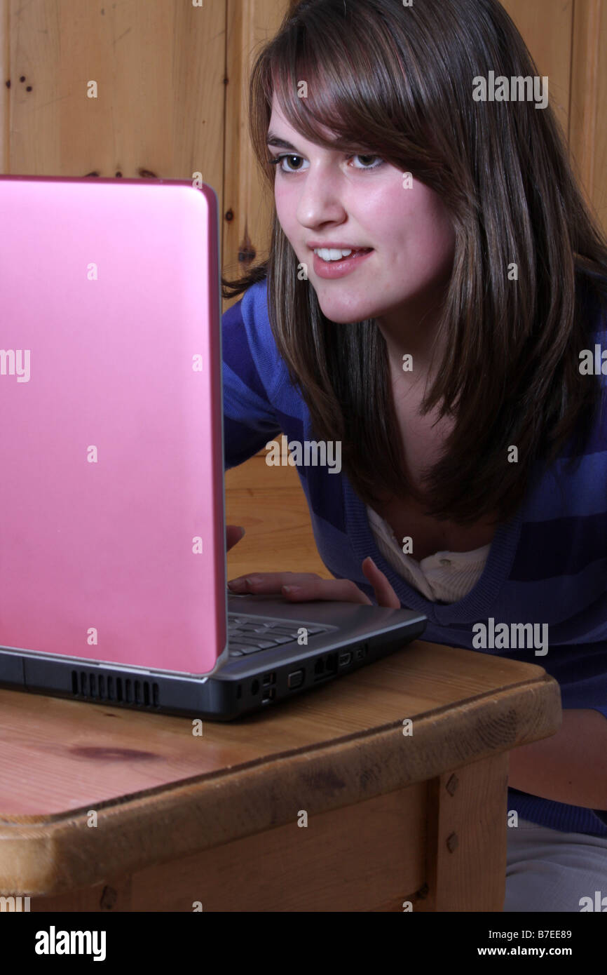 Une jeune fille de 14 ans, travaillant sur son ordinateur à la maison Banque D'Images