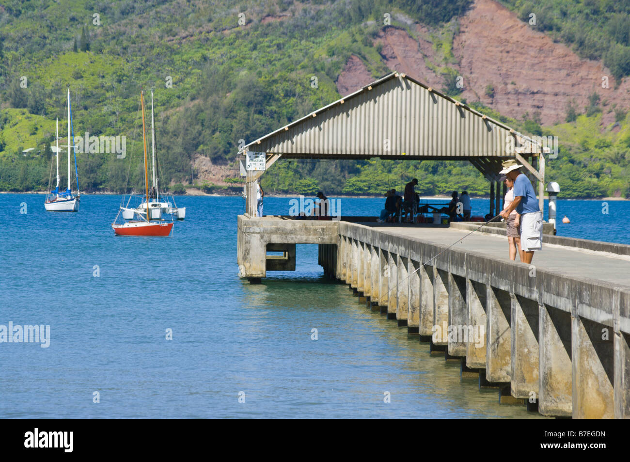 La pêche au large de la jetée de Hanalei Kauai HI Banque D'Images