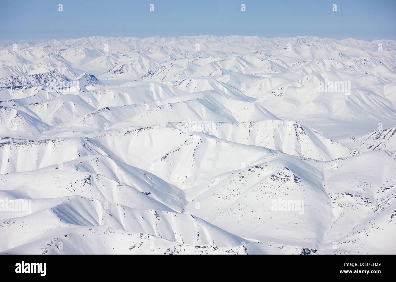 Vue aérienne de montagnes couvertes de neige, entre la Sibérie Tchoukotka Anadyr et Egvekinot, Russie Banque D'Images