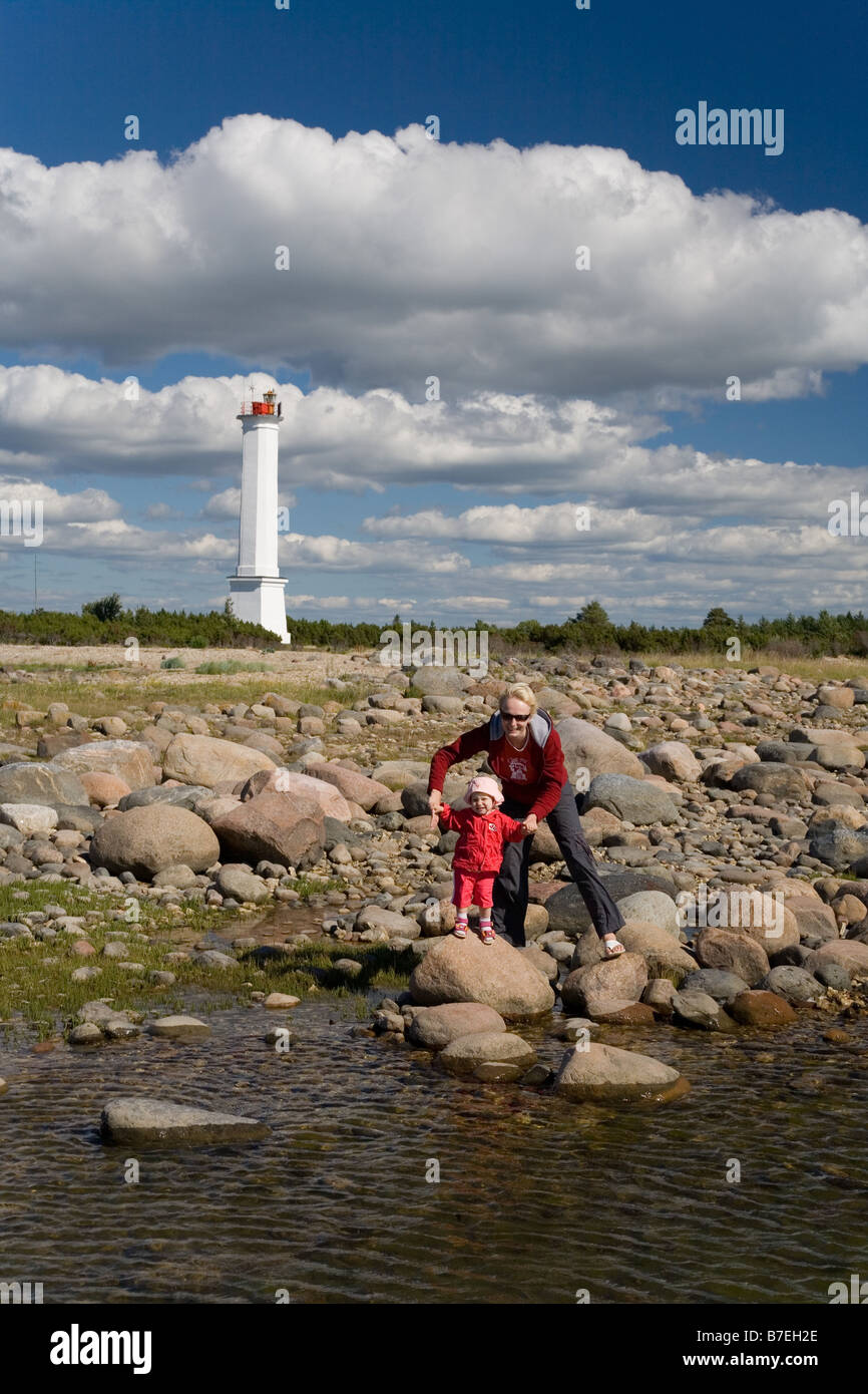 Bébé d'un an avec la mère dans le comté de Pärnu, Estonie, Europe Banque D'Images