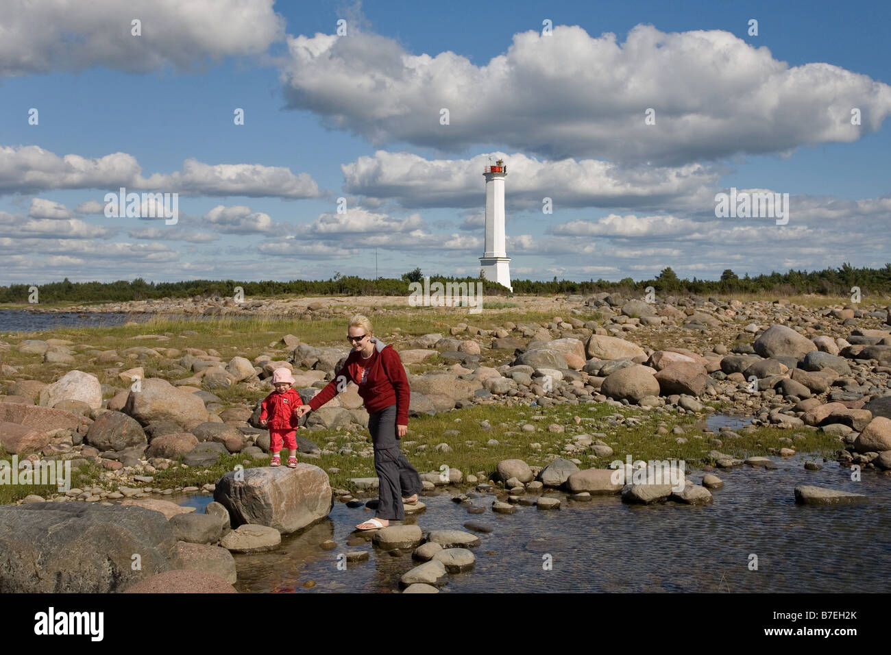 Bébé d'un an avec la mère dans le comté de Pärnu, Estonie, Europe Banque D'Images