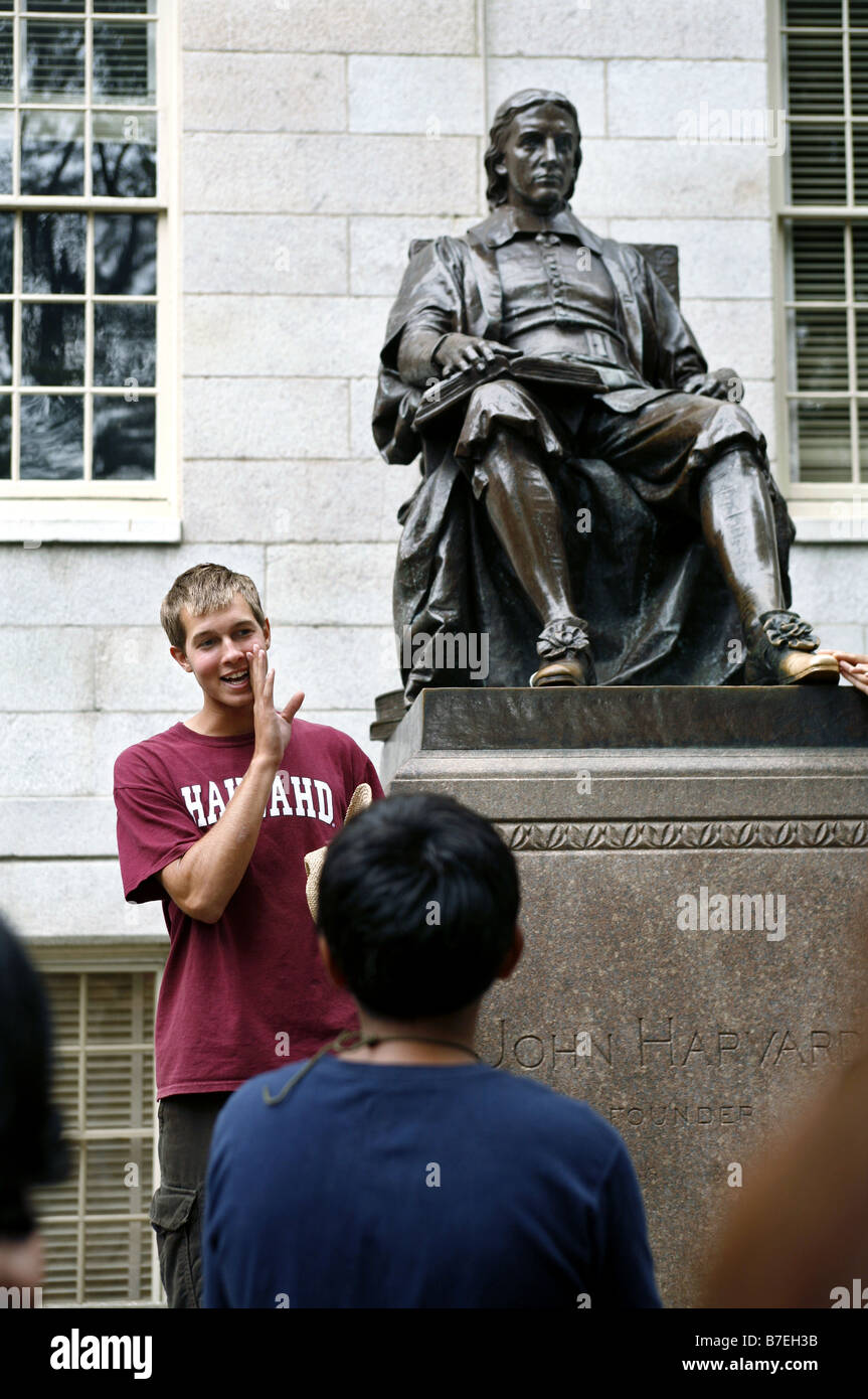 'Hahvahd' Tour Guide, John Harvard Statue, Harvard University, Cambridge, Massachusetts, USA Banque D'Images