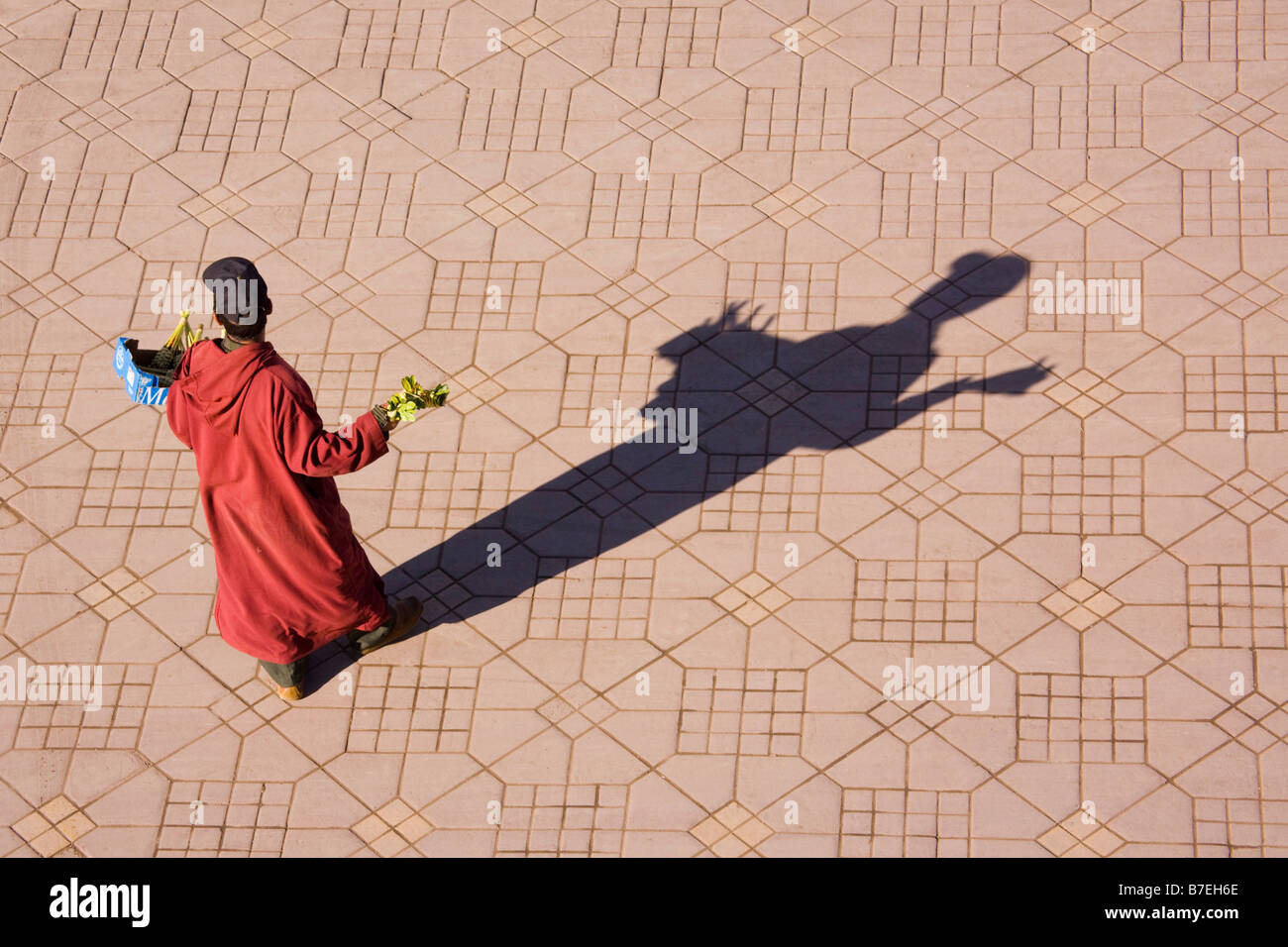 Homme marocain traditionnel en djellabah en vente Place Djemma el Fna dans la médina de Marrakech, Maroc Banque D'Images