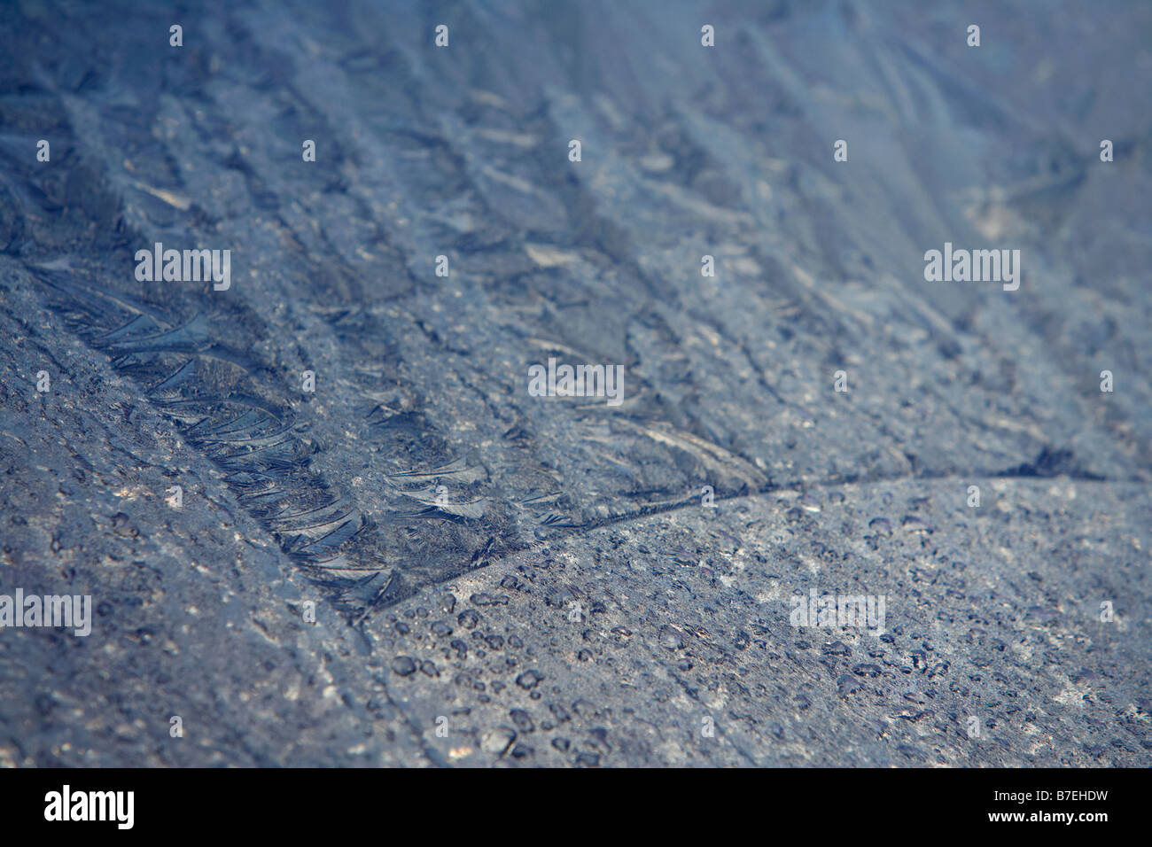 Givre sur un pare-brise de voiture par un froid matin givré Banque D'Images