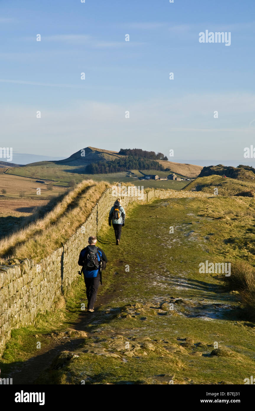 dh Steel Rigg HADRIEN WALL NORTHUMBERLAND Walkers Roman Wall National Park uk ranking personnes northumbria marche en hiver marche en angleterre grande-bretagne Banque D'Images