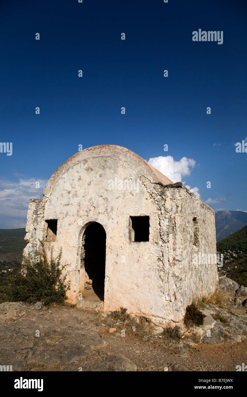 Les vestiges d'une vieille petite chapelle en ruine sur une colline dans la région de Kayakoy, Turquie. Banque D'Images