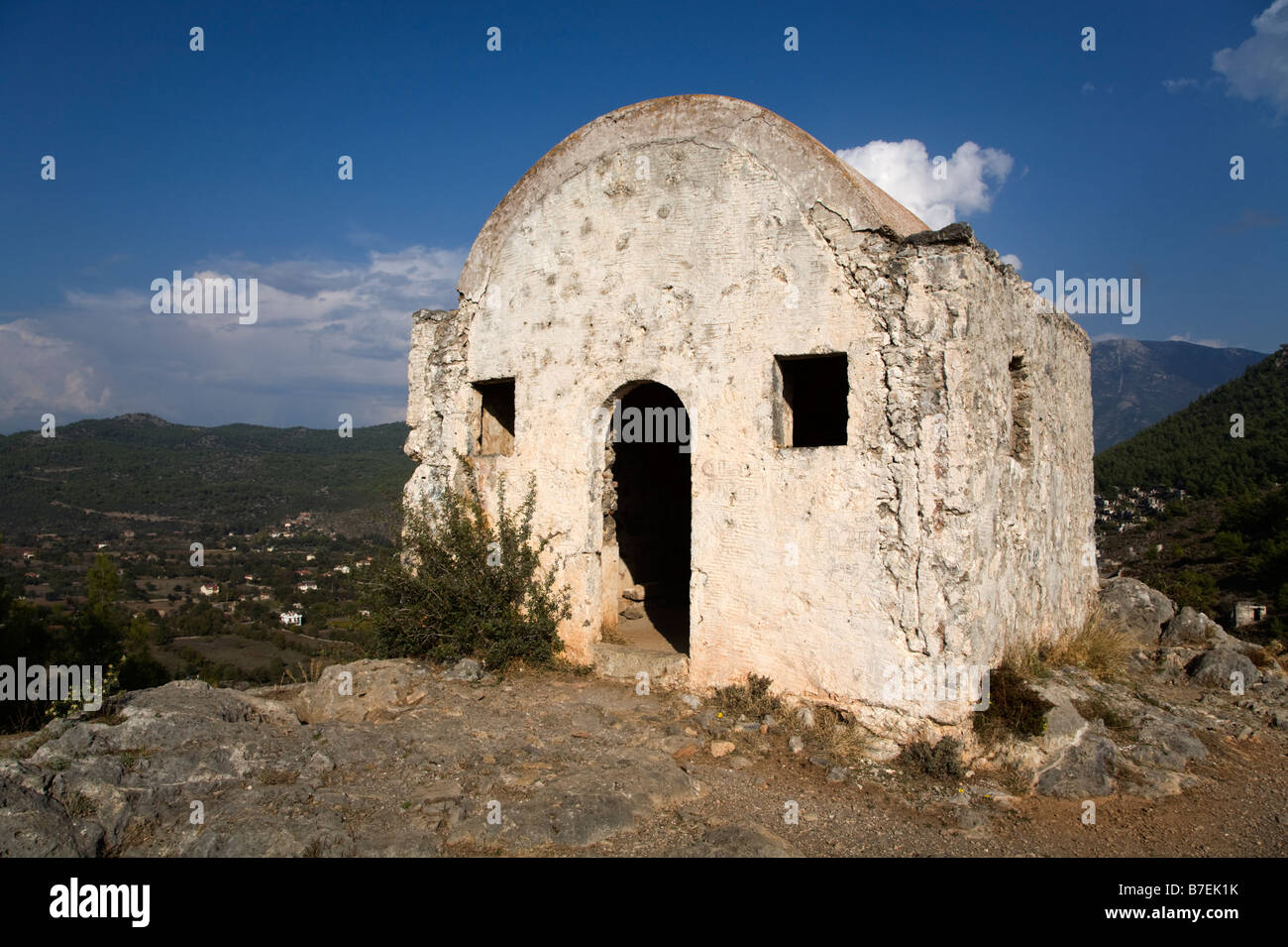 Ancienne petite chapelle ruines sur une colline dans la région de Kayakoy, Turquie. Banque D'Images