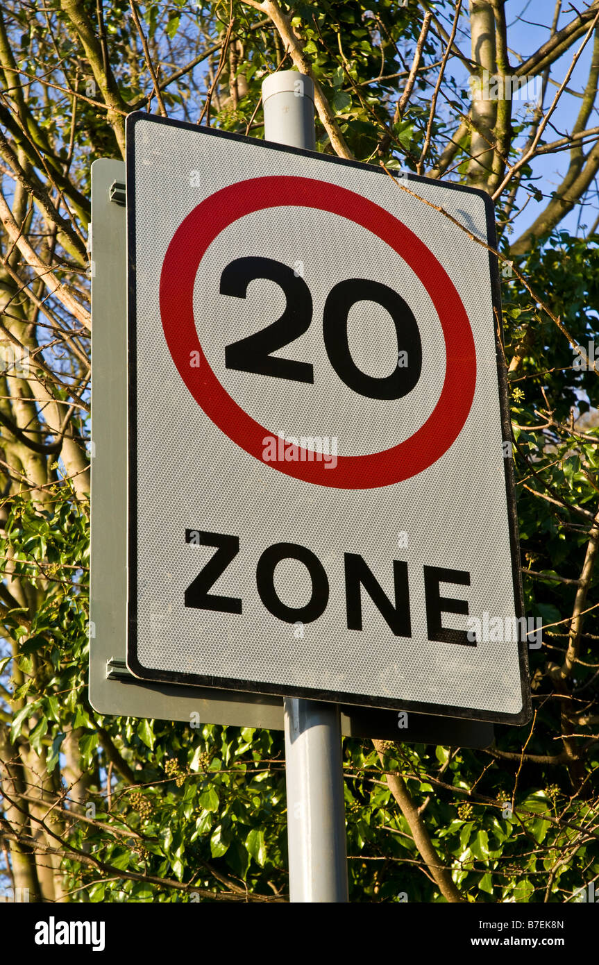 dh zone 20 mph ROADSIGN Royaume-Uni ECOSSE limite de vitesse de sécurité signal de vitesse de 20 mi/h sur le montant Banque D'Images