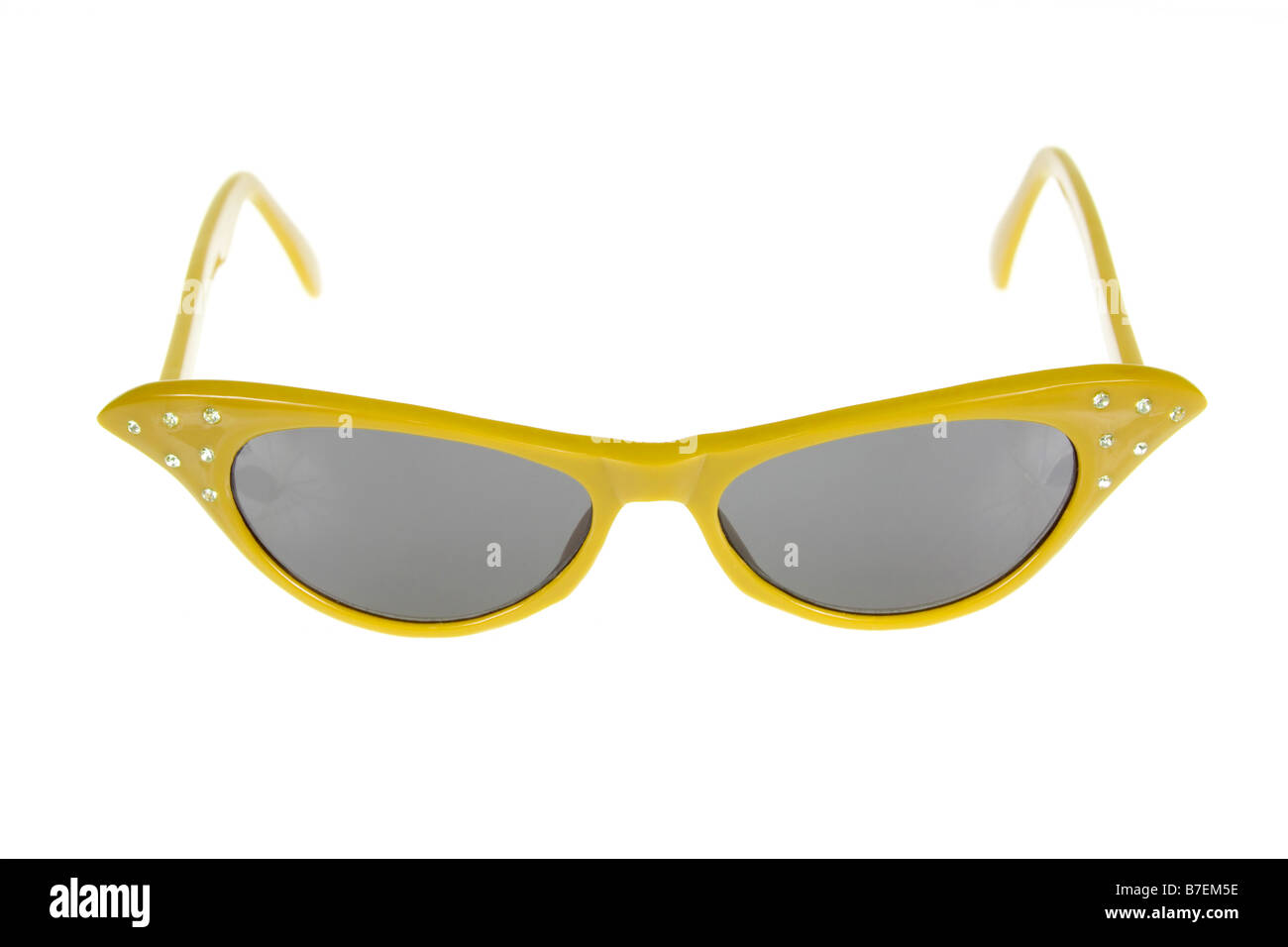 1950 American Retro lunettes de soleil femme sur un fond blanc, pur. Banque D'Images