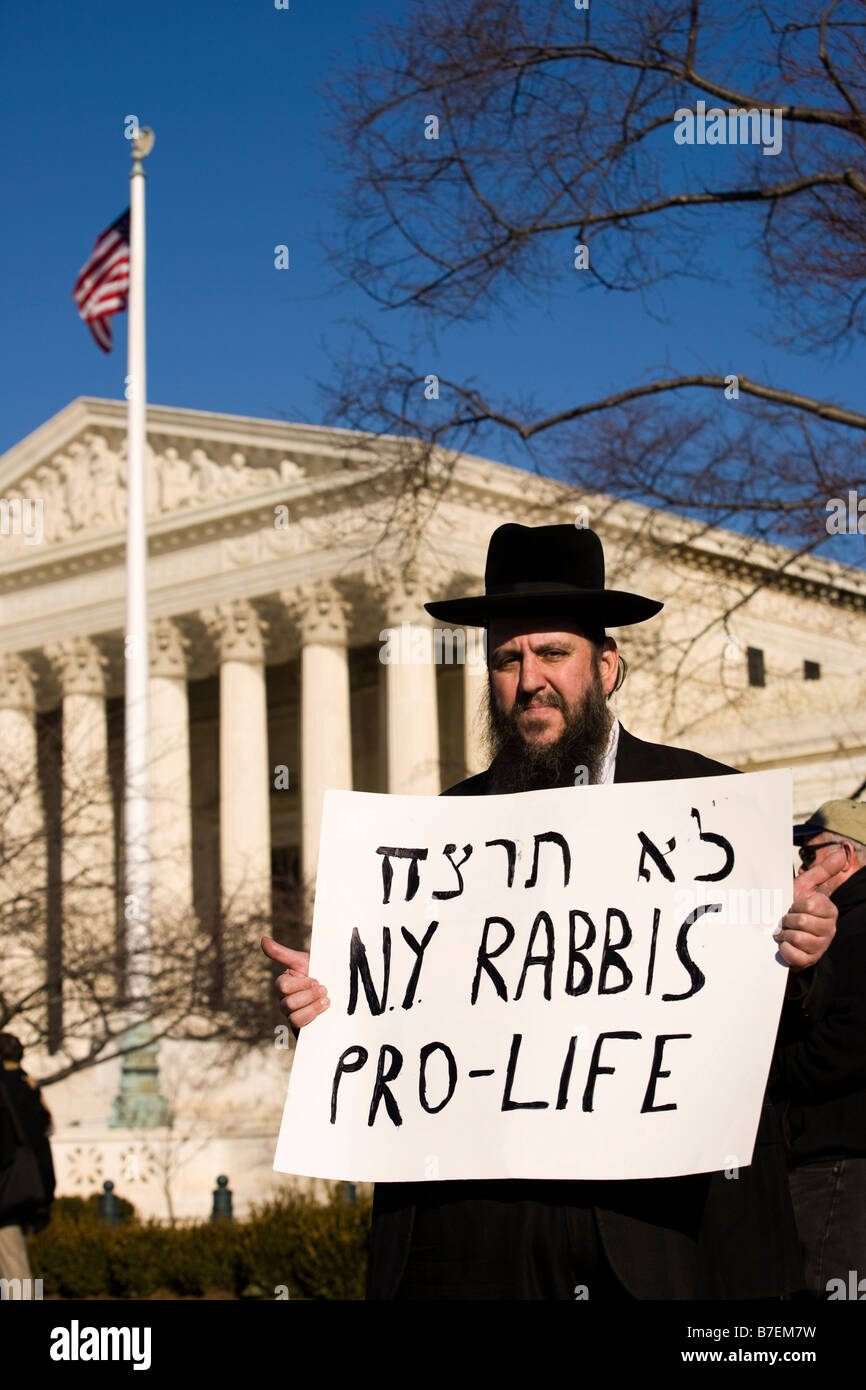 Le rabbin de New York se trouve en face de la Cour suprême des Etats-Unis avec un panneau à l'appui du respect de la vie Marche pour la vie - Rallye, 2009 Banque D'Images