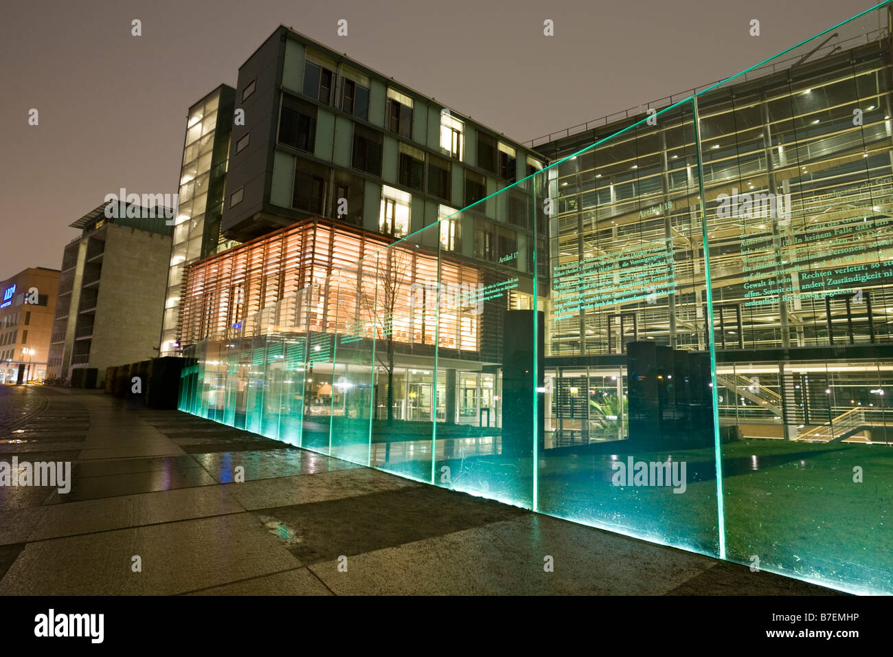 Articles de la constitution allemande gravée dans le verre lumineux vert. Bundestag allemand, le Parlement. Berlin, Allemagne. Banque D'Images