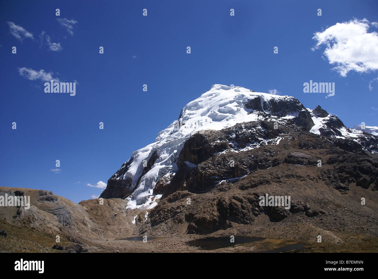 Cuyoc montagne avec glacier suspendu Andes Cordillère Huayhuash Pérou Amérique du Sud Banque D'Images