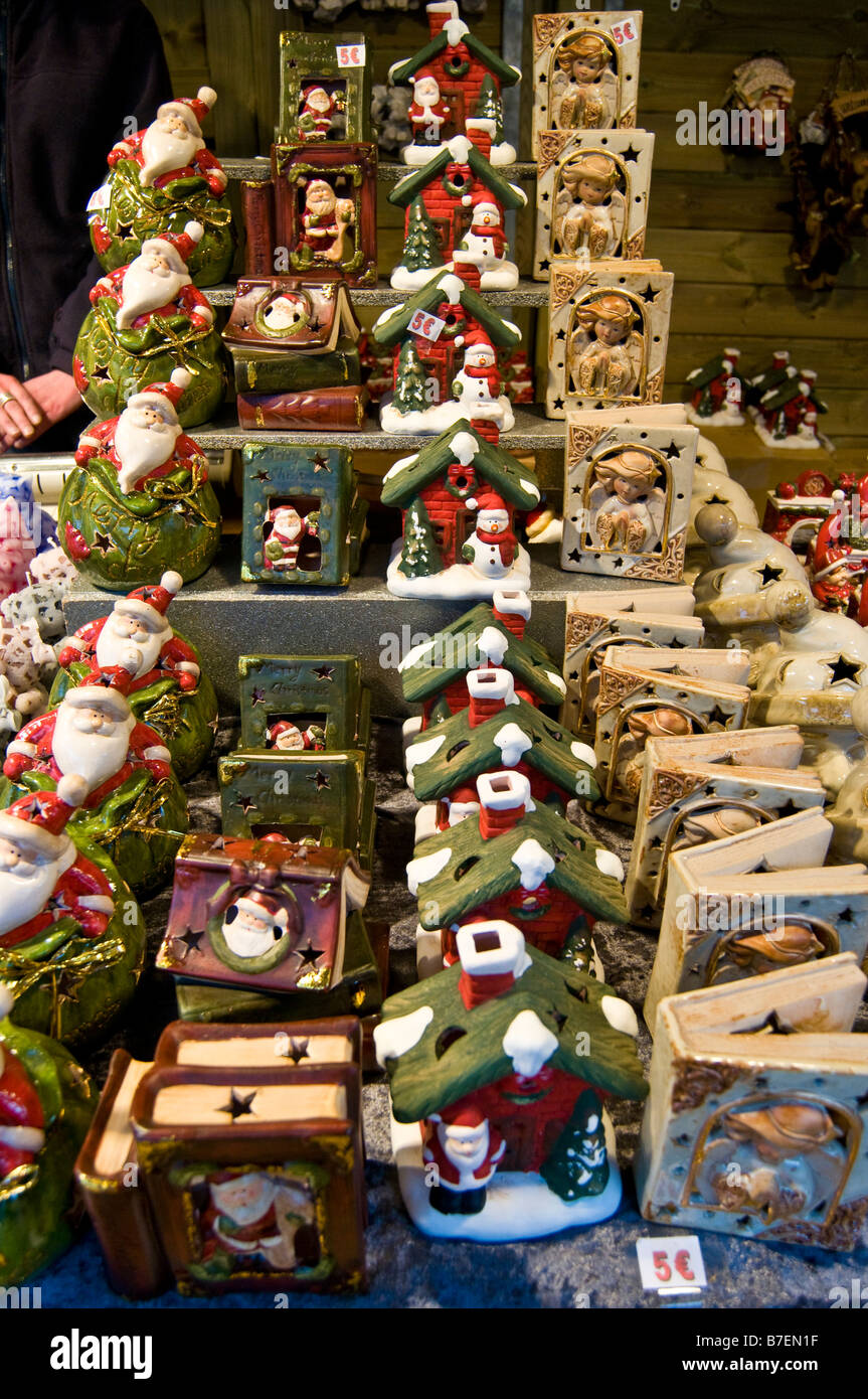 La rue du marché de Noël dans le centre de Bruges, Flandre Belgique avec divers articles saisonniers en vente Banque D'Images