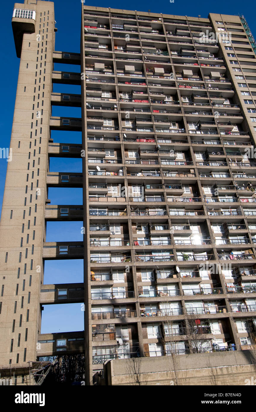 Trellick Tower conçu par Erno Goldfinger dans l'ouest de Londres, Royaume-Uni Banque D'Images