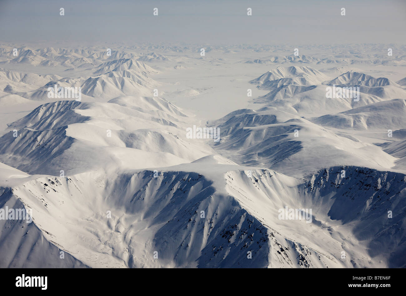 Vue aérienne de montagnes couvertes de neige, entre la Sibérie Tchoukotka Anadyr et Egvekinot, Russie Banque D'Images