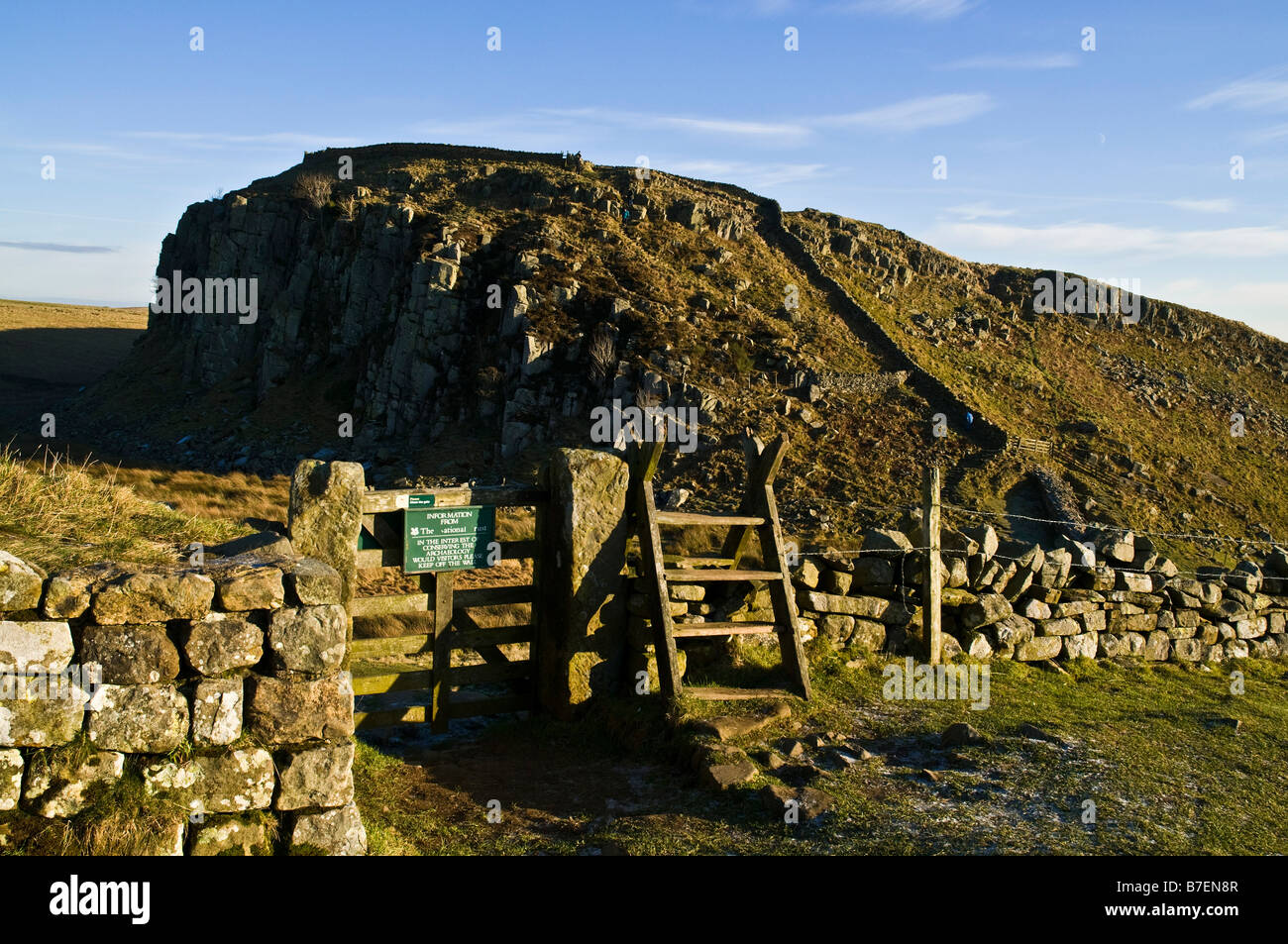 dh Steel Rigg HADRIEN WALL NORTHUMBRIA Walking Stile Roman Wall Northumberland National Park allée Walk romans Banque D'Images