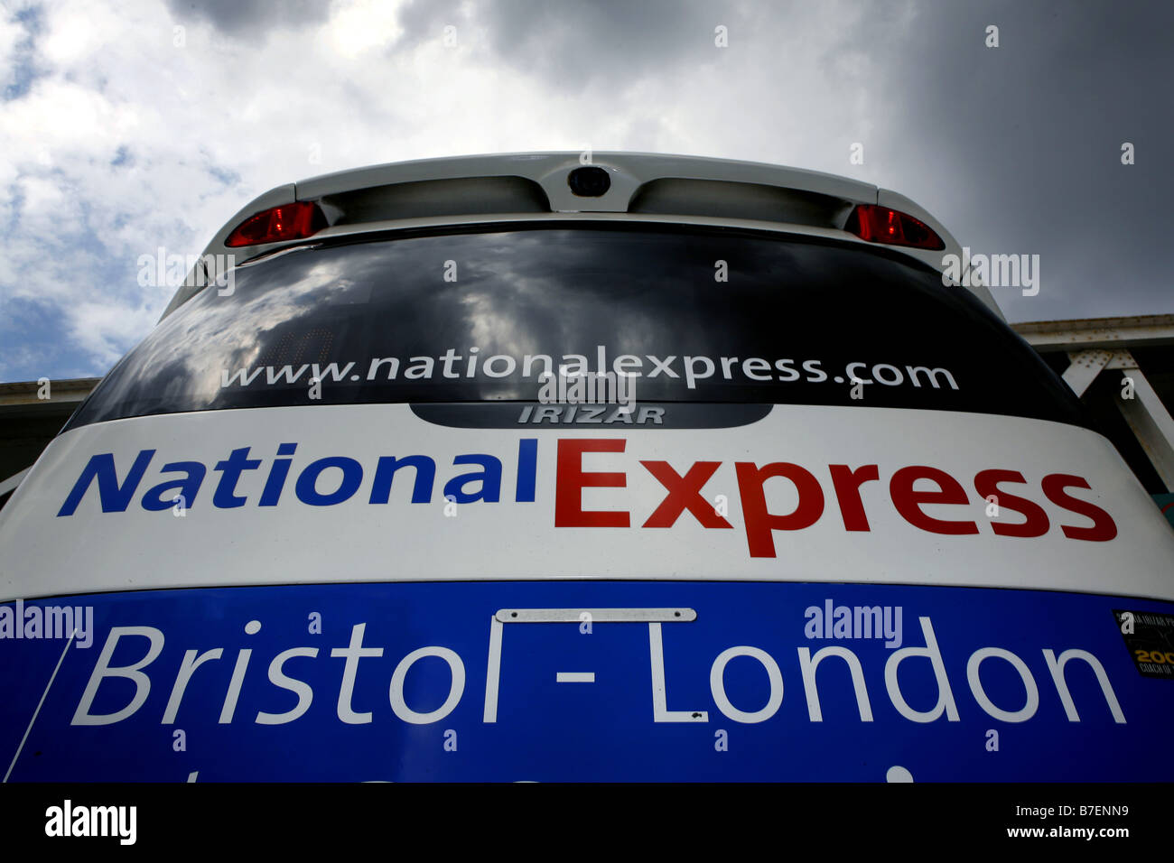 Un entraîneur National Express à la gare routière de Victoria à Londres Banque D'Images