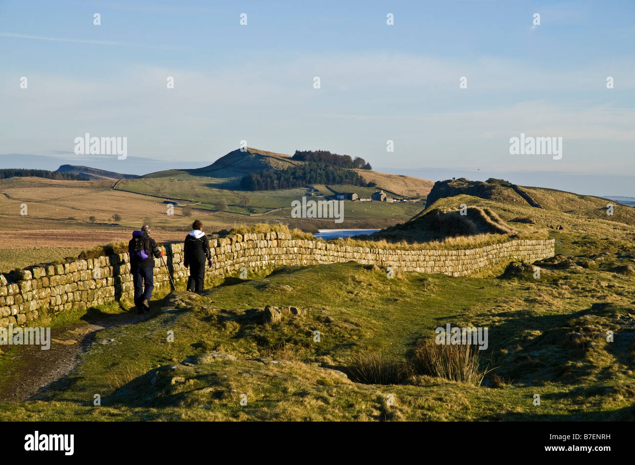 dh Steel Rigg HADRIEN WALL NORTHUMBERLAND Walkers mur romain Northumberland National Park Country northumbria marche angleterre hiver Banque D'Images