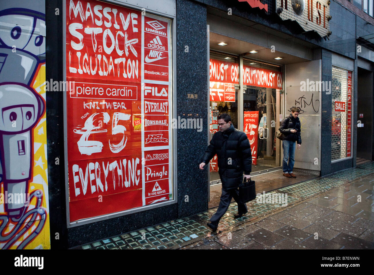 Oxford Street, Londres. Boutiques offrent d'importantes réductions d'encourager les gens à acheter leurs produits en raison de l'ampleur de la récession en 2009 Banque D'Images