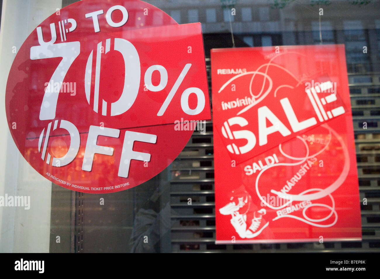Oxford Street, Londres. Boutiques offrent d'importantes réductions d'encourager les gens à acheter leurs produits en raison de l'ampleur de la récession en 2009 Banque D'Images