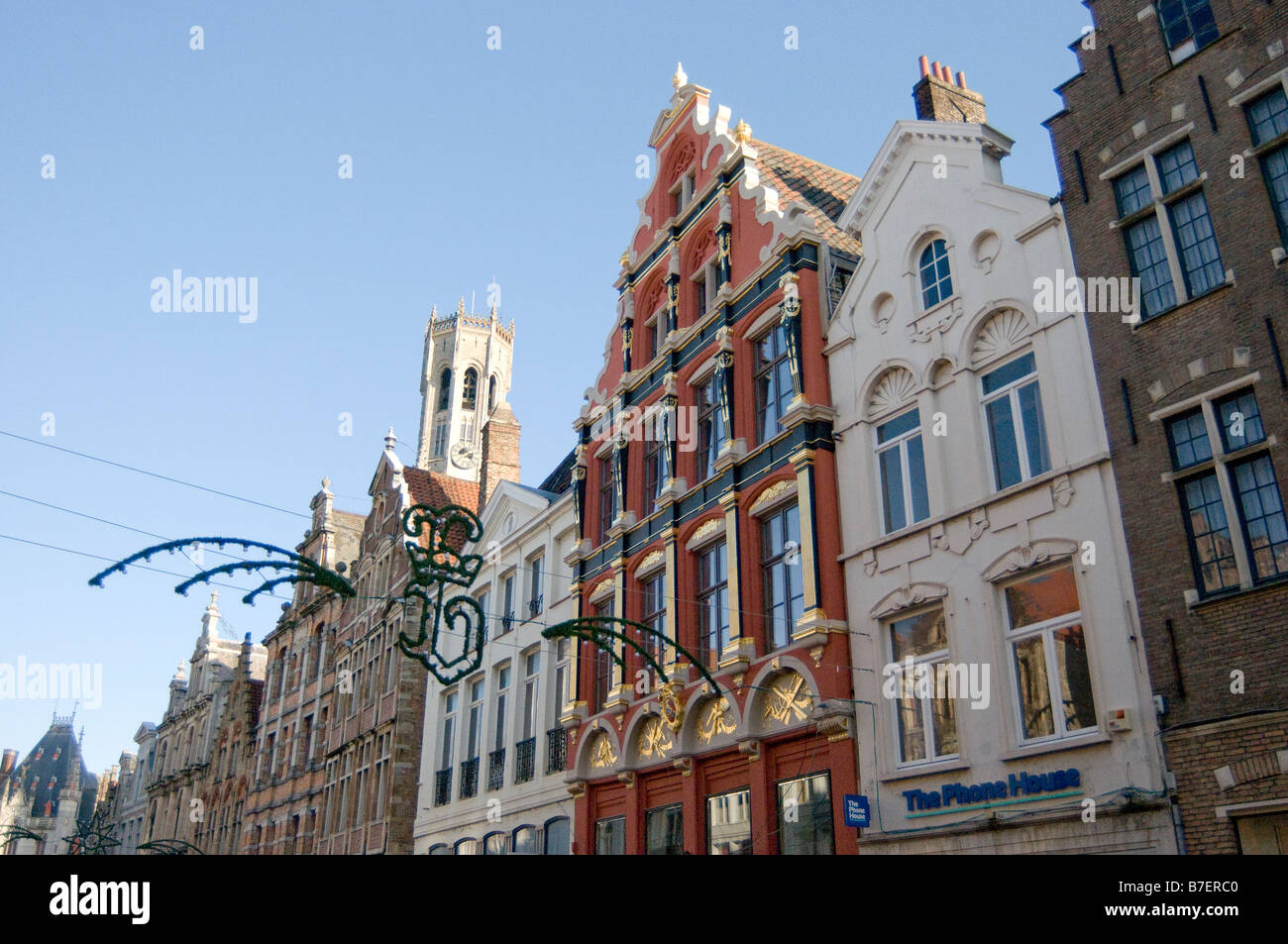 Flamand typique des façades sur une rue commerciale dans la capitale de Flandres Brugge Belgique Banque D'Images