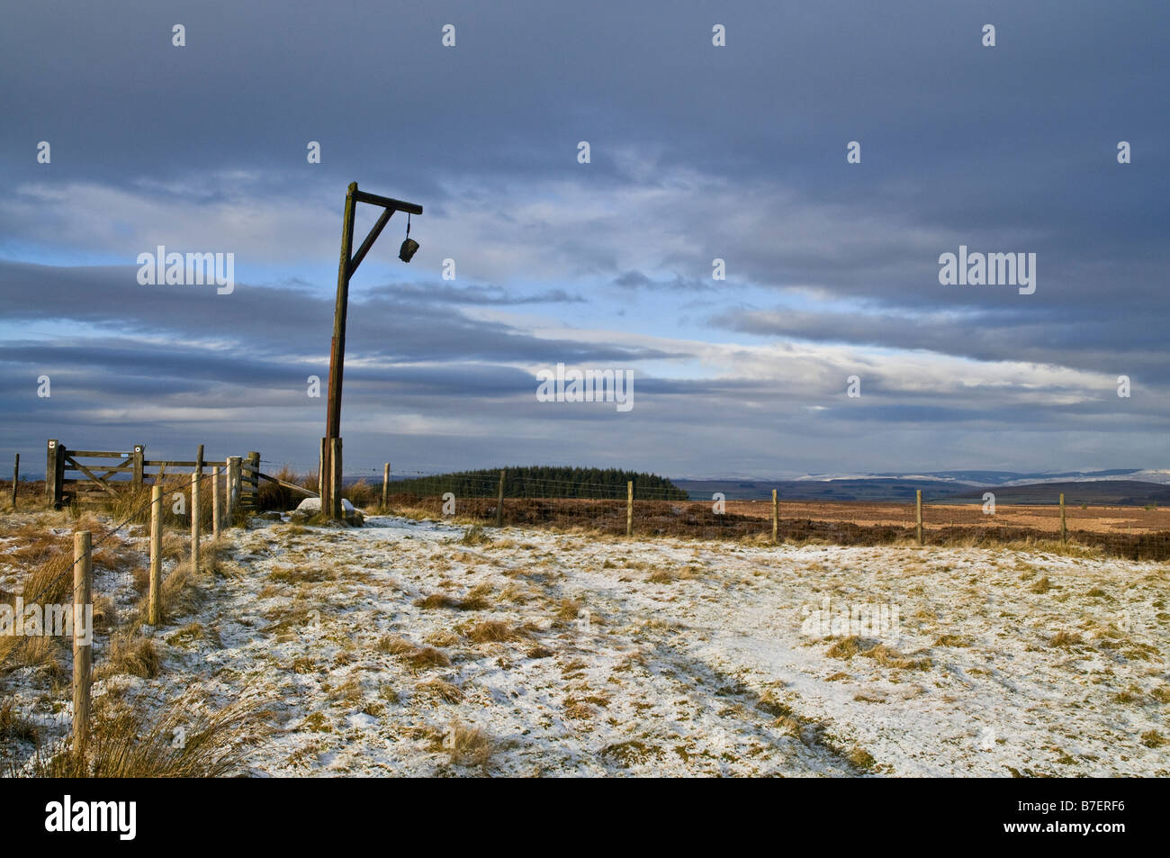 dh Steng Cross TYNEDALE NORTHUMBRIA Winters gibbet monument Lonely moorland le northumberland elsdon noose gualws Banque D'Images