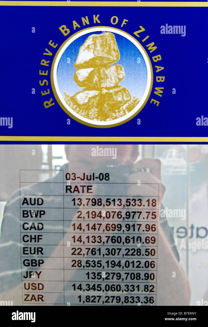 Avis de la banque de réserve du Zimbabwe dans la fenêtre d'une banque  montrant le taux de change officiel Photo Stock - Alamy