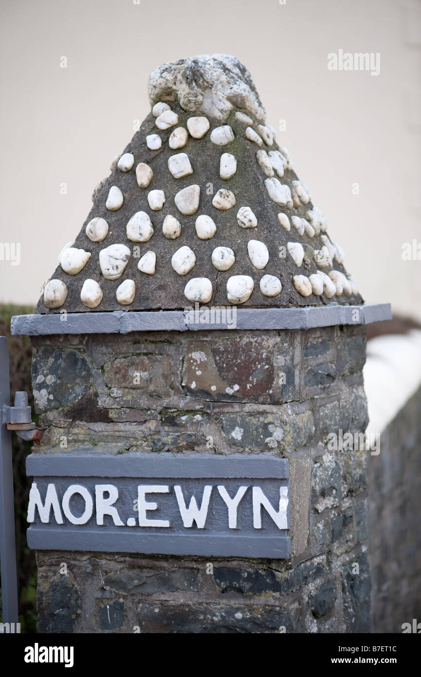 Après la porte d'une maison Mor Ewyn 'sea spray' dans Aberaeron Ceredigion Pays de Galles UK décoré de galets blancs de la plage Banque D'Images