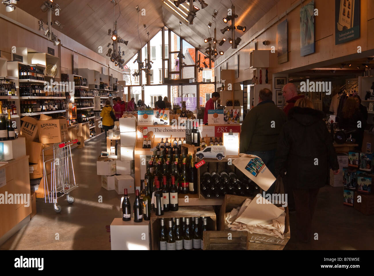 L'intérieur de la nouvelle cave Adnams & cuisine boutique vendant vins,bières,etc. avec un café trop à Southwold, Suffolk, UK Banque D'Images