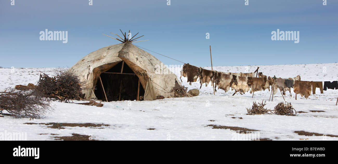 Yupic tente et la peau de renne, Kanchalan situé dans la région autonome en langue tchouktche, Sibérie Russie Banque D'Images