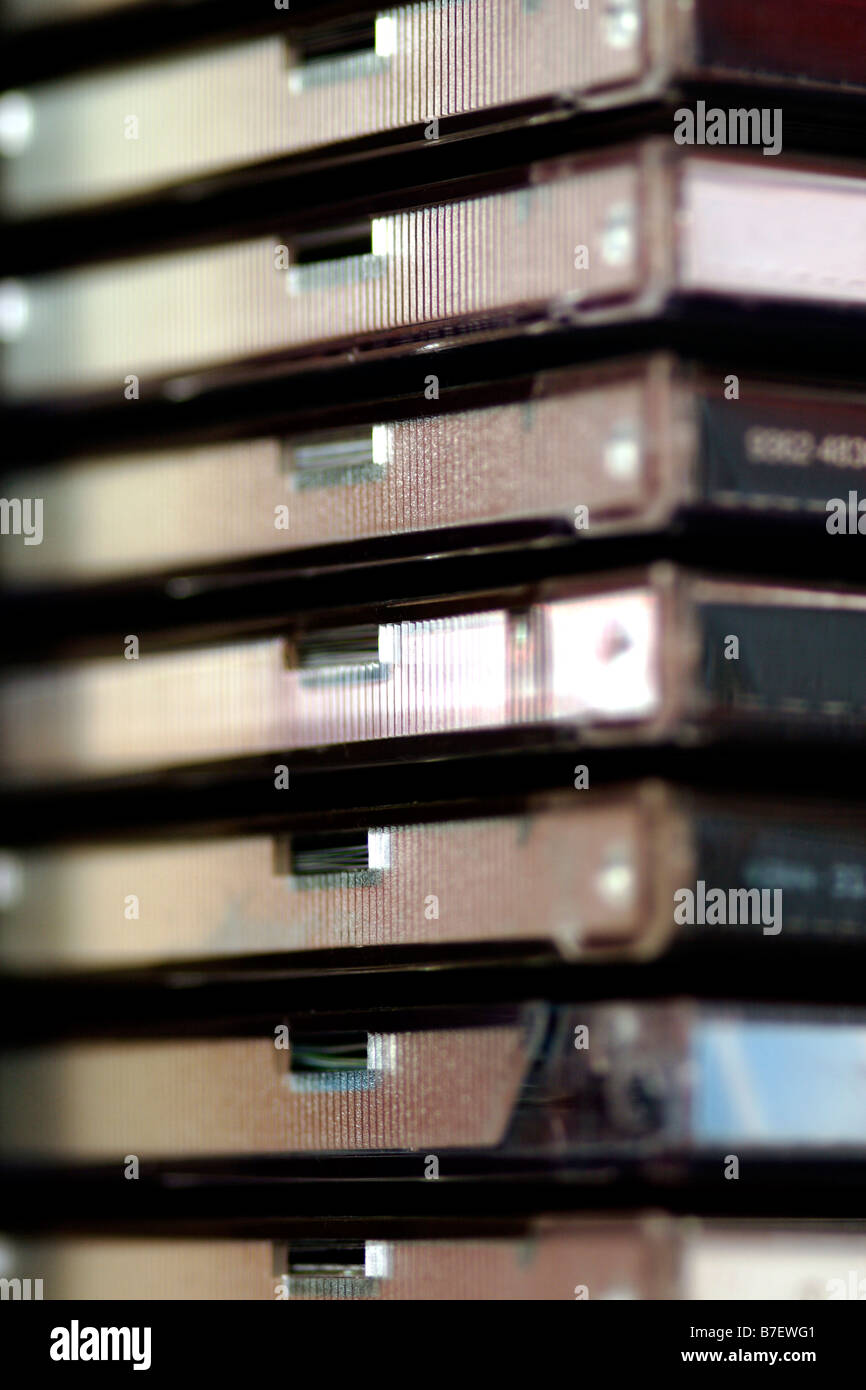 Les boîtiers de CD de musique empilées dans le rack close up Banque D'Images