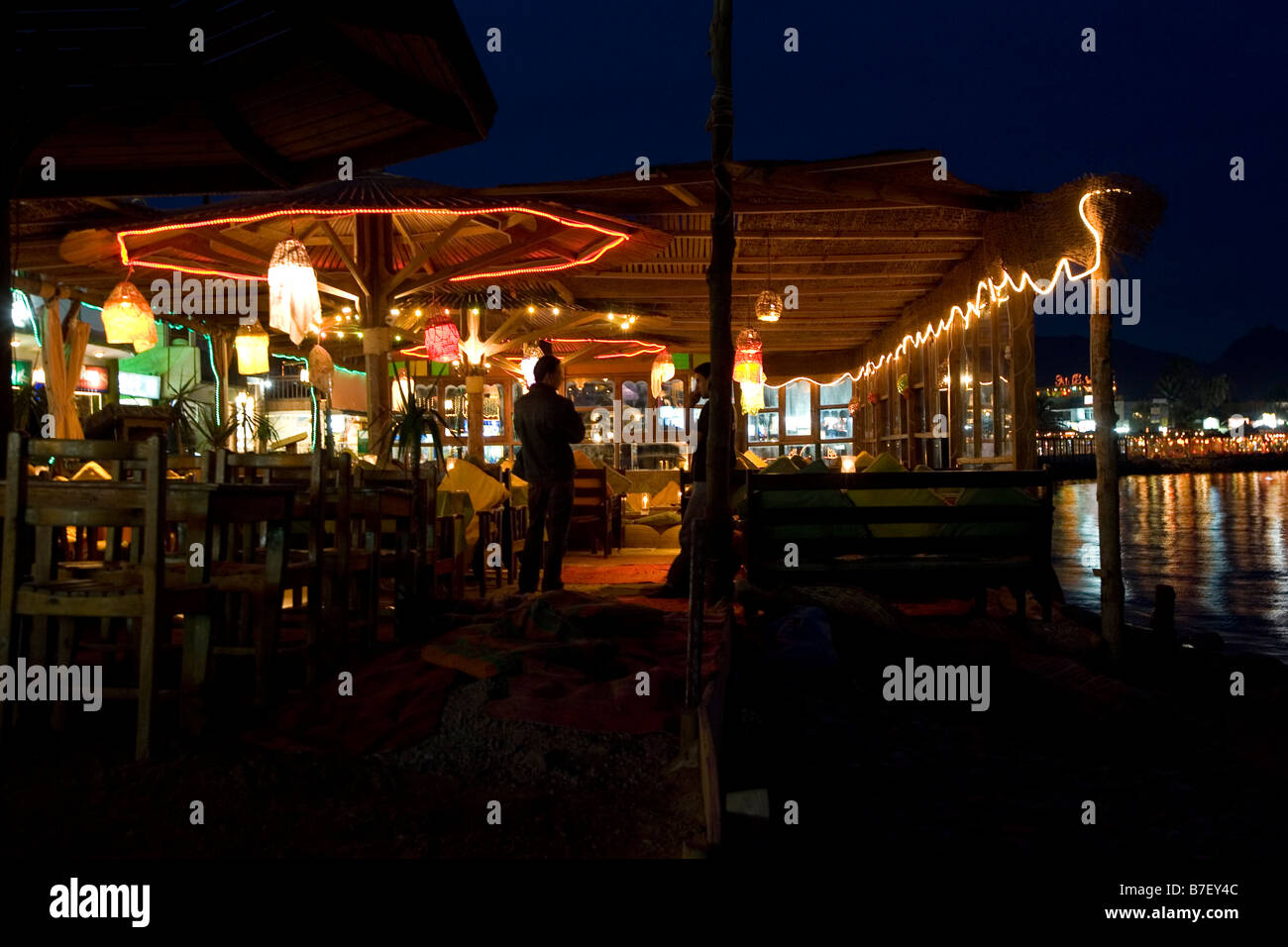 Un restaurant sur le front de mer à Dahab en Egypte nuit Banque D'Images