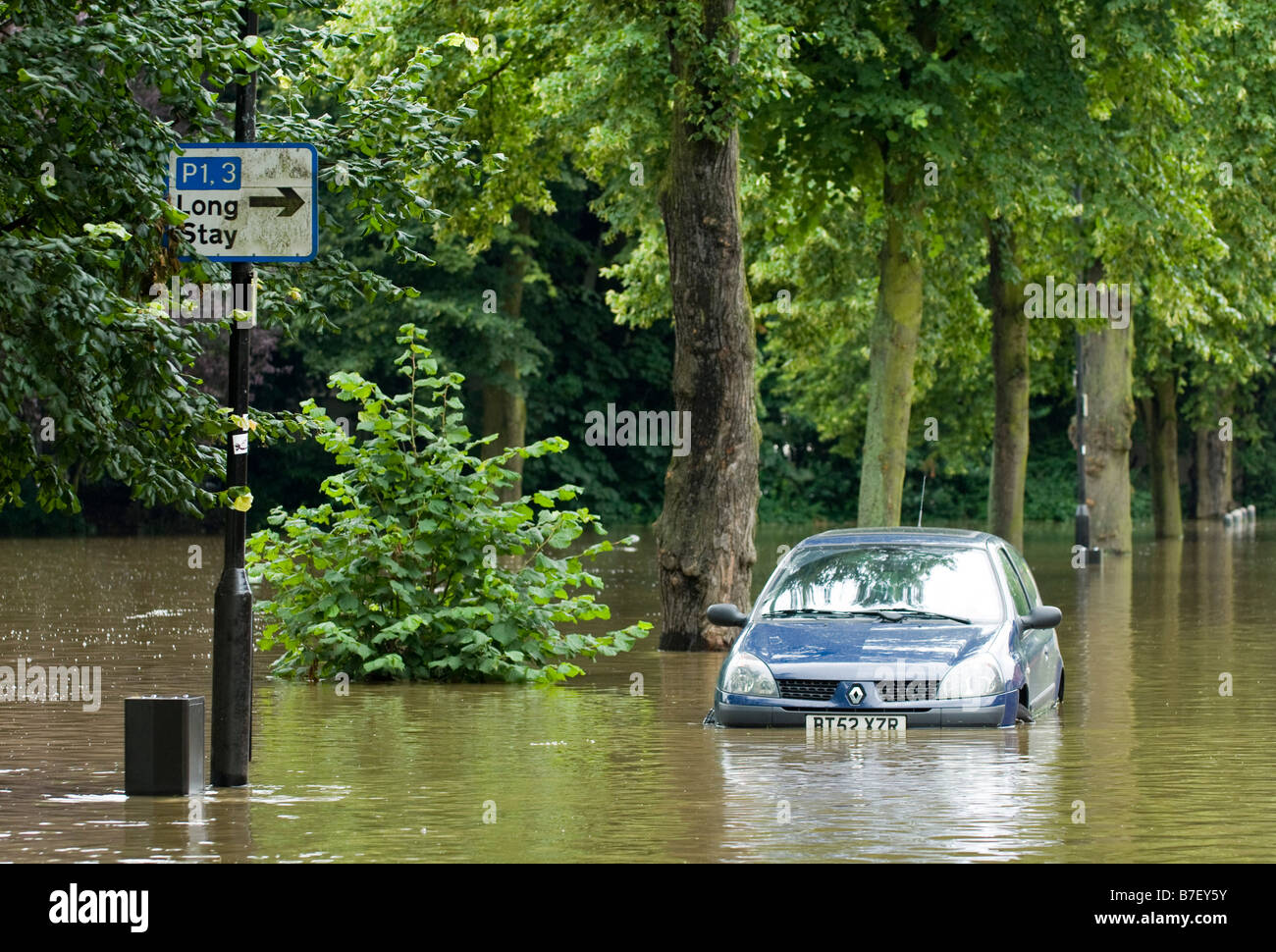 Location partiellement submergées dans les eaux d'inondation dans un parking long séjour, Banque D'Images